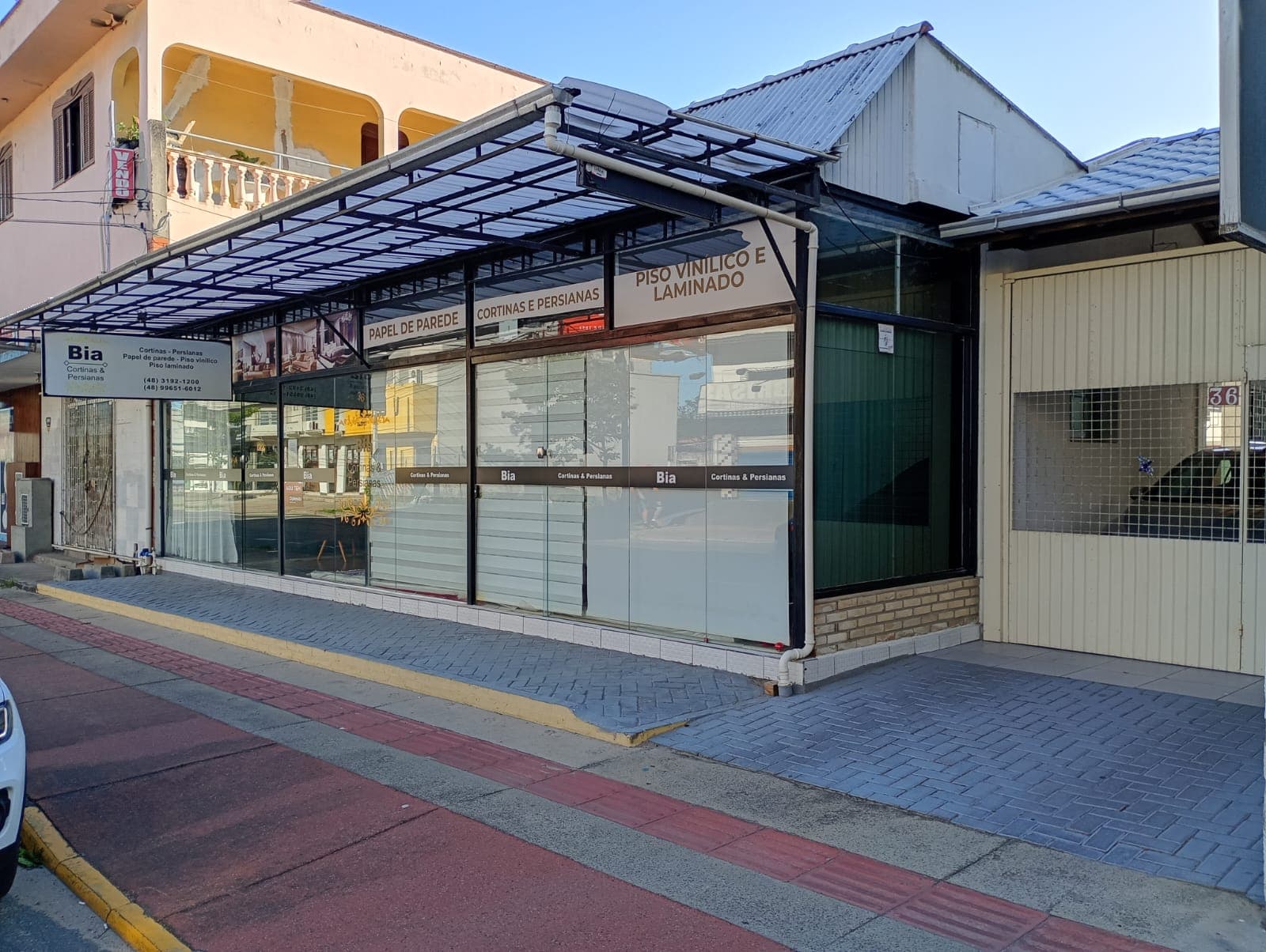 Fachada - Vista da esquina com numeração 36